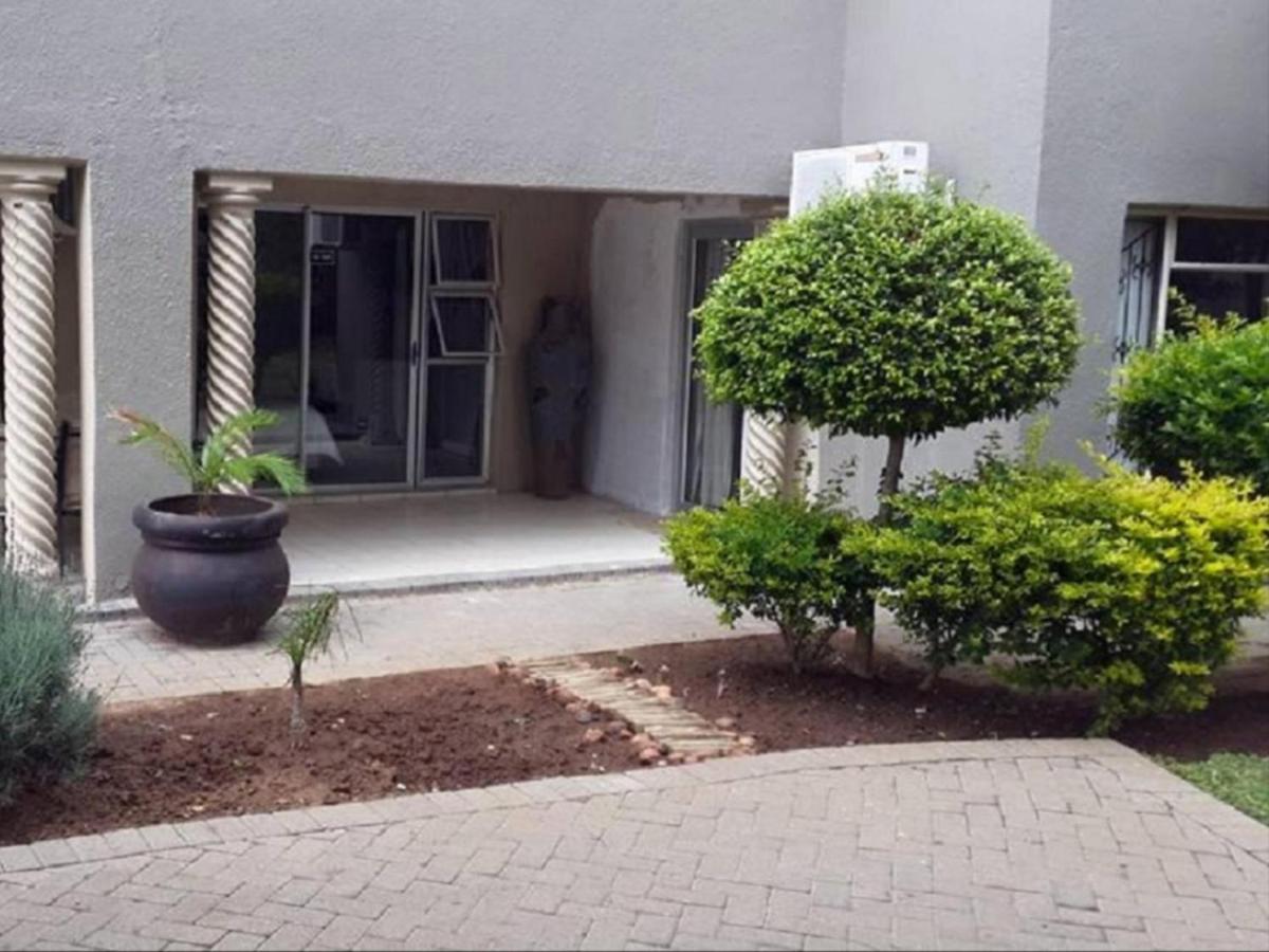 Toro Guest House Rustenburg Esterno foto