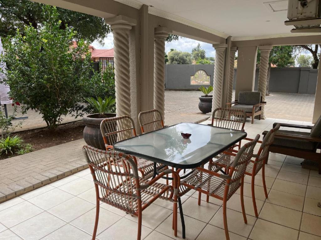 Toro Guest House Rustenburg Esterno foto