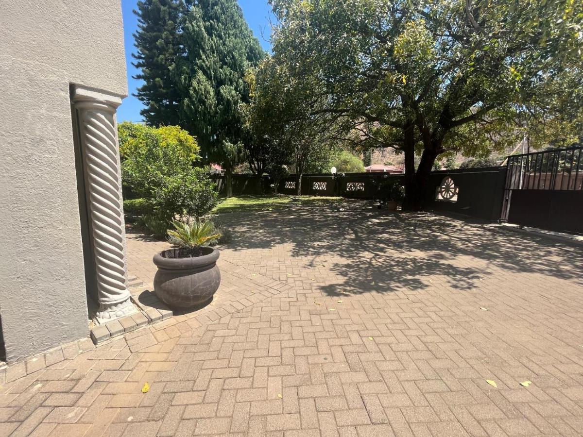 Toro Guest House Rustenburg Esterno foto