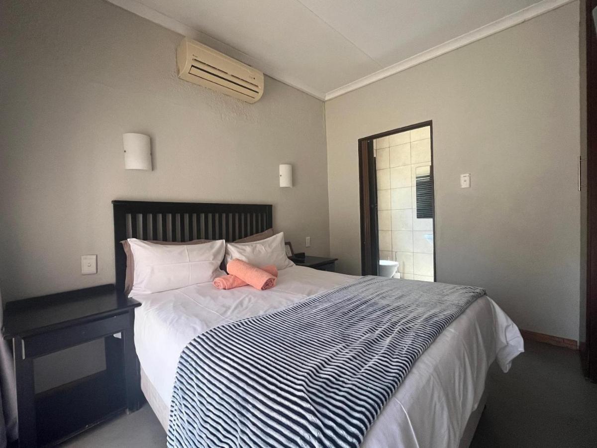 Toro Guest House Rustenburg Esterno foto