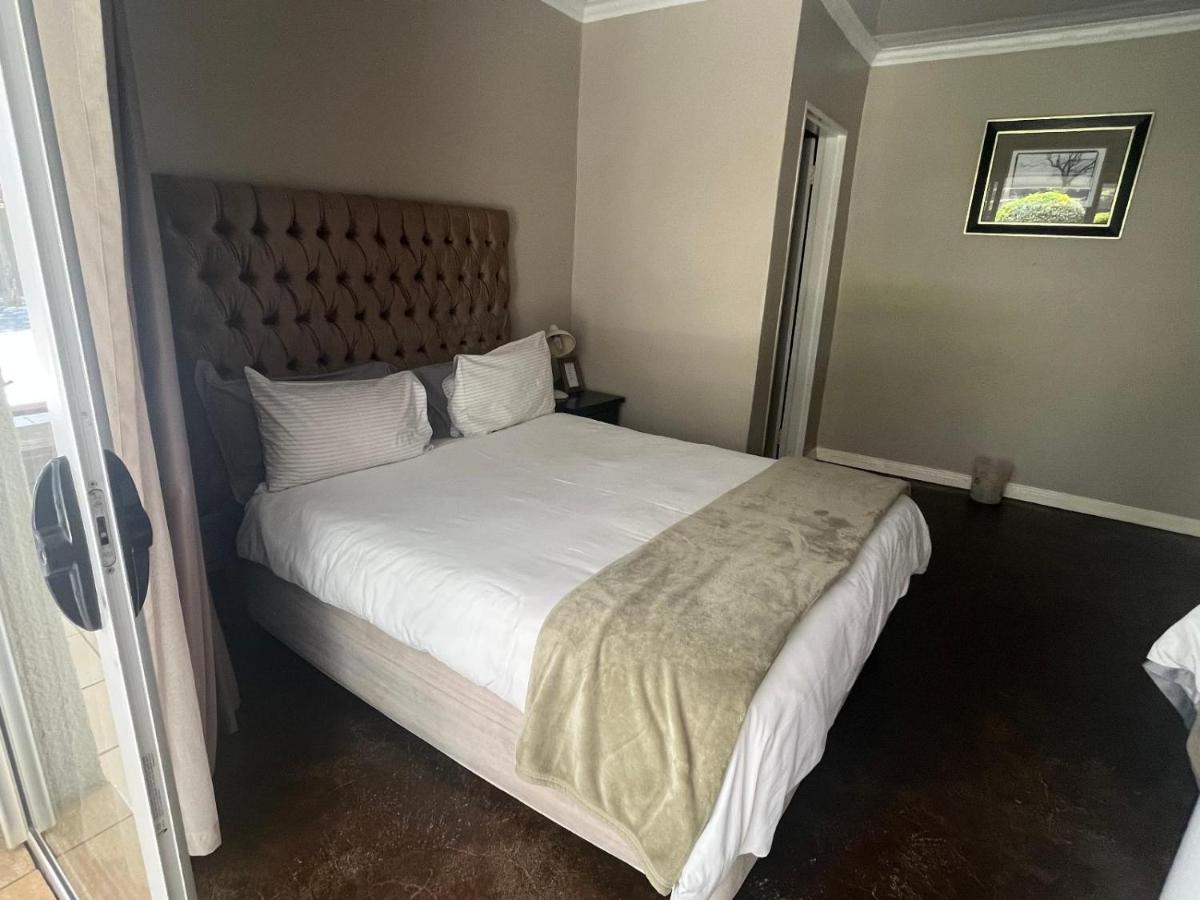 Toro Guest House Rustenburg Esterno foto