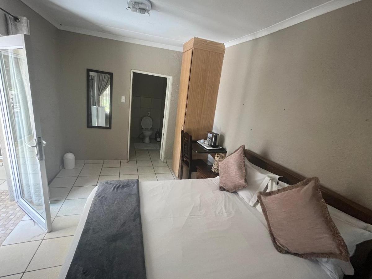 Toro Guest House Rustenburg Esterno foto