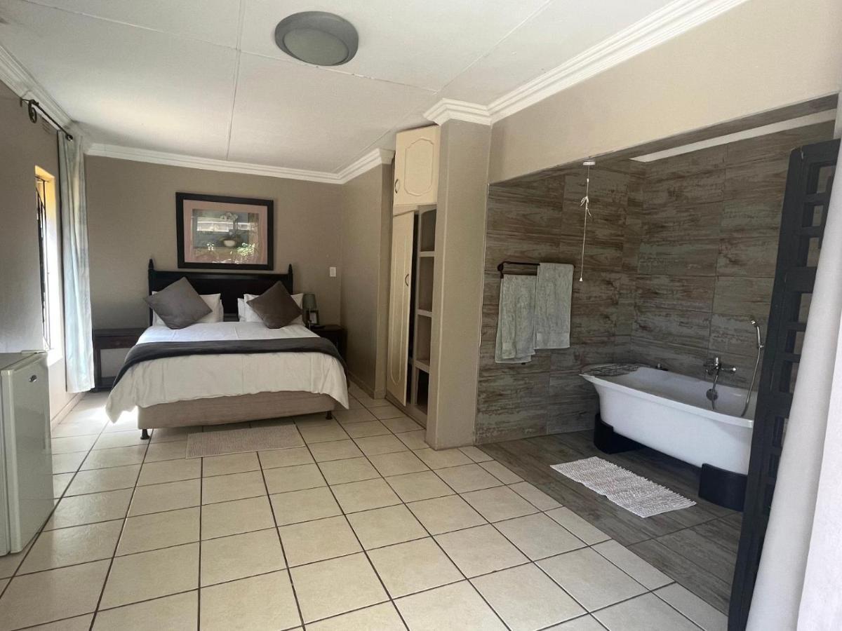 Toro Guest House Rustenburg Esterno foto