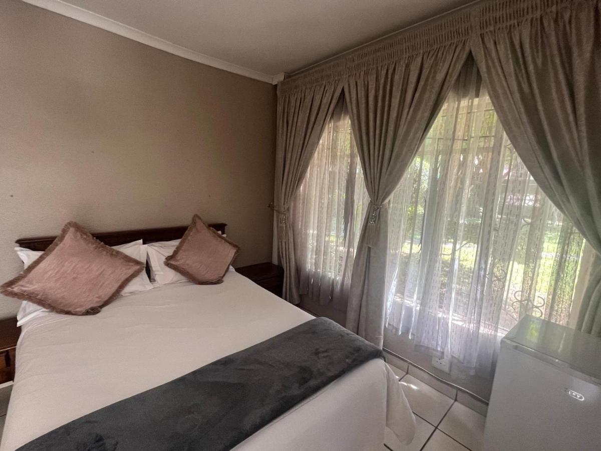 Toro Guest House Rustenburg Esterno foto