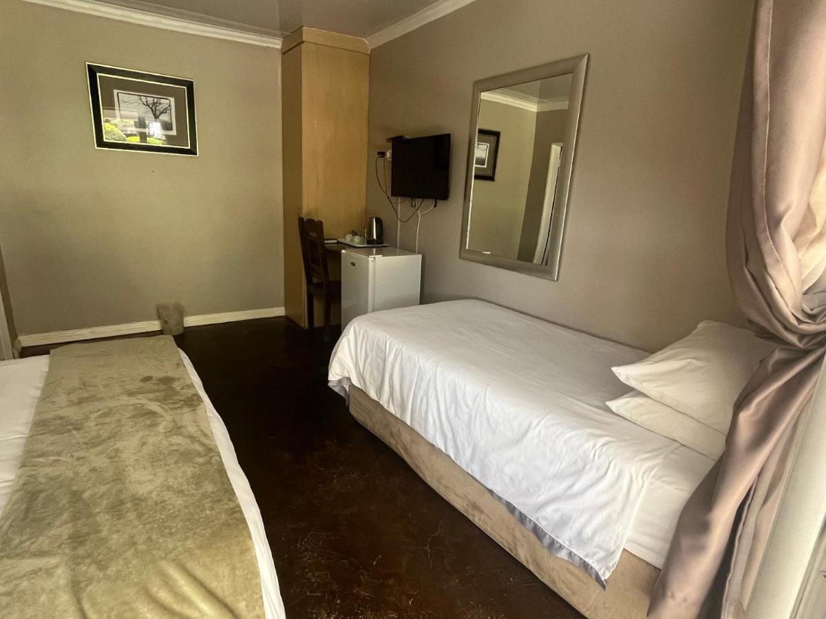 Toro Guest House Rustenburg Esterno foto