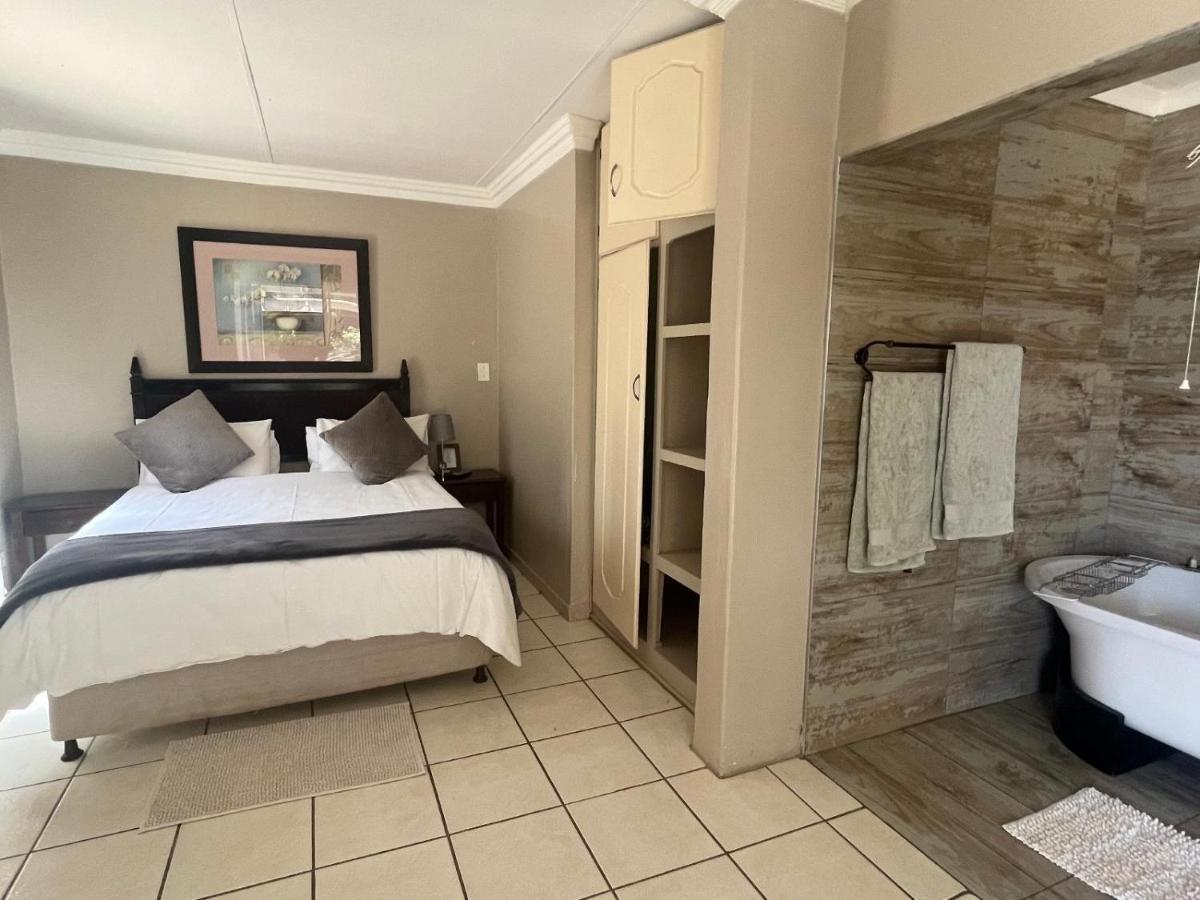 Toro Guest House Rustenburg Esterno foto