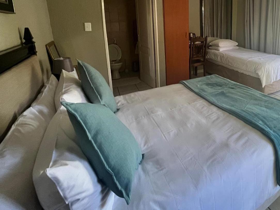 Toro Guest House Rustenburg Esterno foto