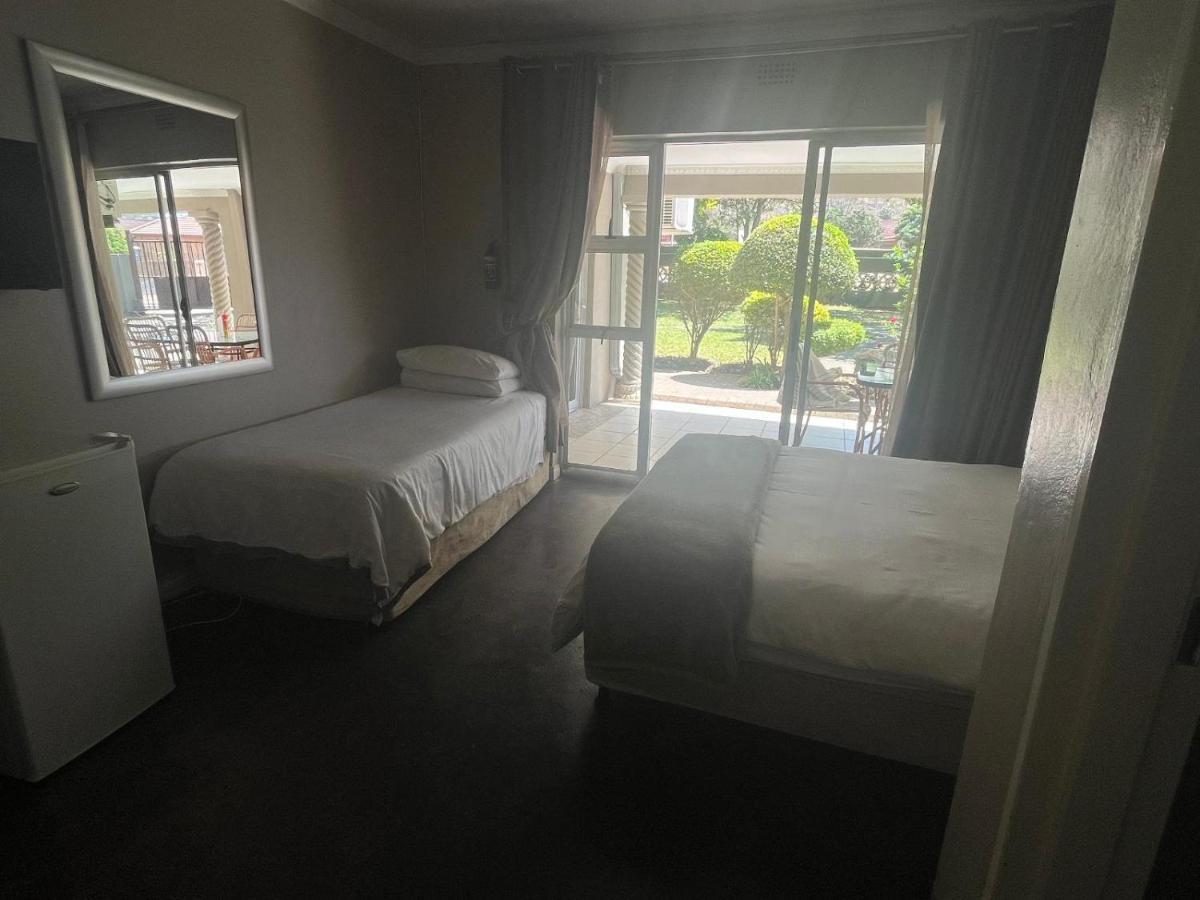Toro Guest House Rustenburg Esterno foto