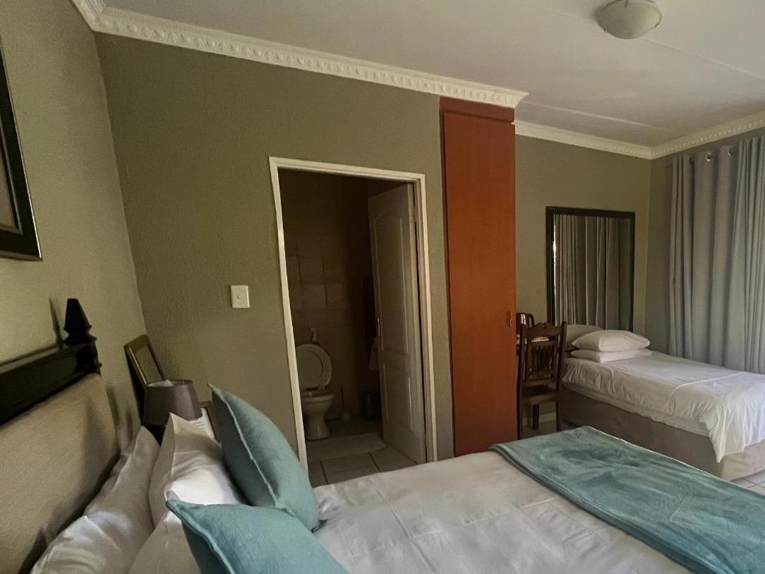 Toro Guest House Rustenburg Esterno foto