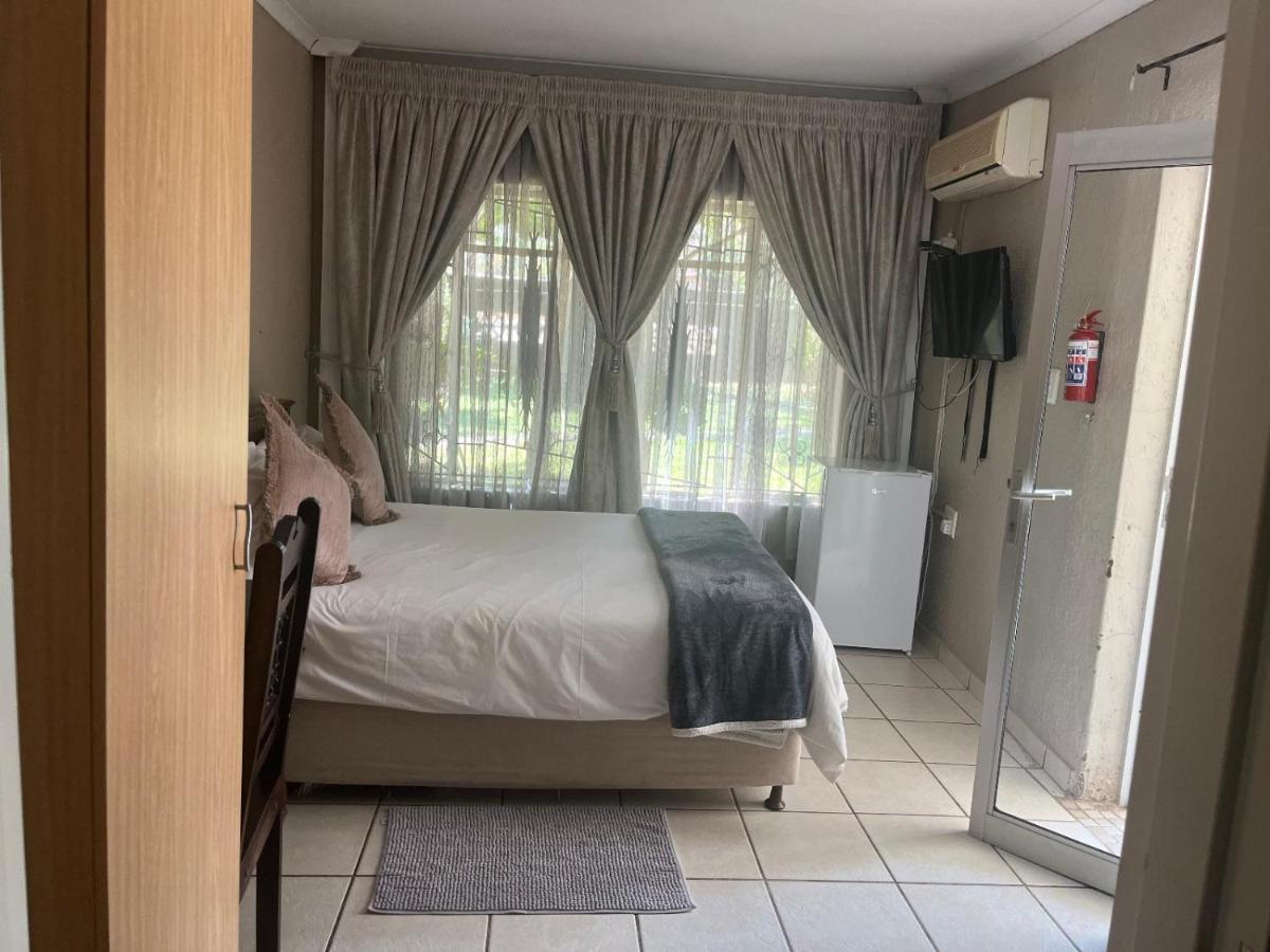 Toro Guest House Rustenburg Esterno foto