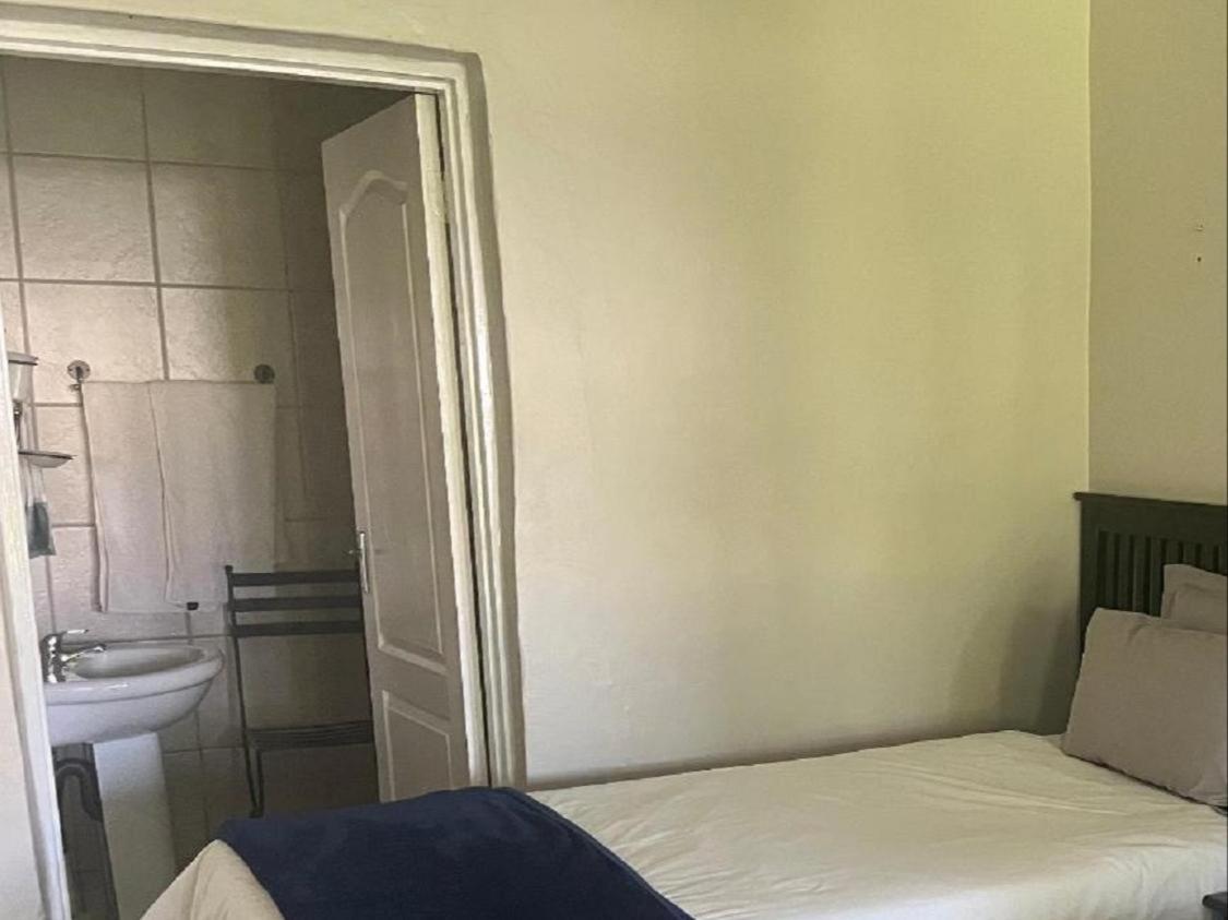 Toro Guest House Rustenburg Esterno foto